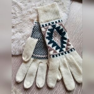 NWT KNITTED WINTER GLOVES